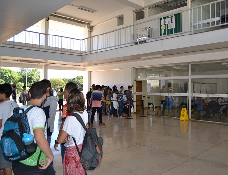 Alunos se mobilizam no início na manhã para participar da votação